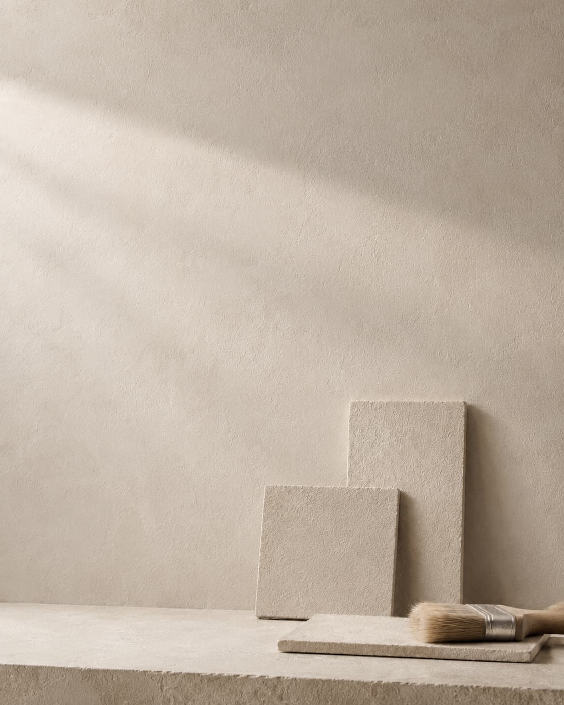 Минеральная поверхность Lime Wash и физические образцы в боковом свете